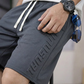 [Leve 4, Pague 2] Bermuda Alpha Masculina em Poliéster Microperfurado e Malha Respirável com Logo Lateral em Relevo 3D + BRINDES