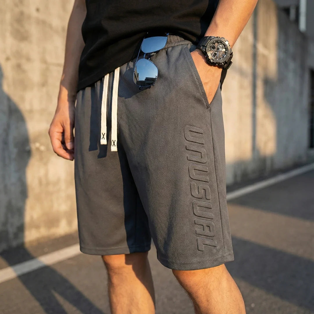 [Leve 4, Pague 2] Bermuda Alpha Masculina em Poliéster Microperfurado e Malha Respirável com Logo Lateral em Relevo 3D + BRINDES